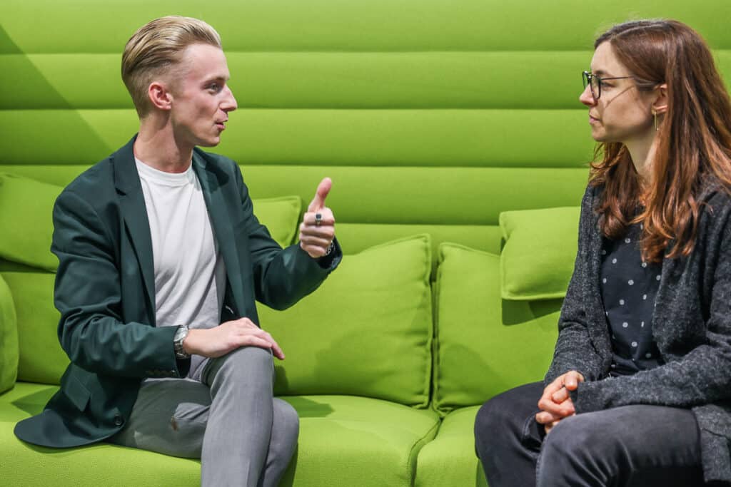 Niklas Gericke erläutert das Beratungsangebot der KVWL