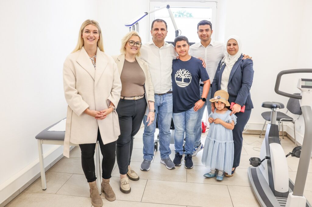 Die Zukunftsmacherinnen haben Hausarzt Emad Khdou (2. v. l.) bei der Niederlassung unterstützt