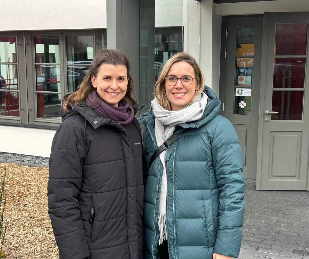 Die beiden aktuellen Praxismacherinnen Dr. Anne-Kathrin Böske (l) und Luisa Gerking im Kreis Herford.