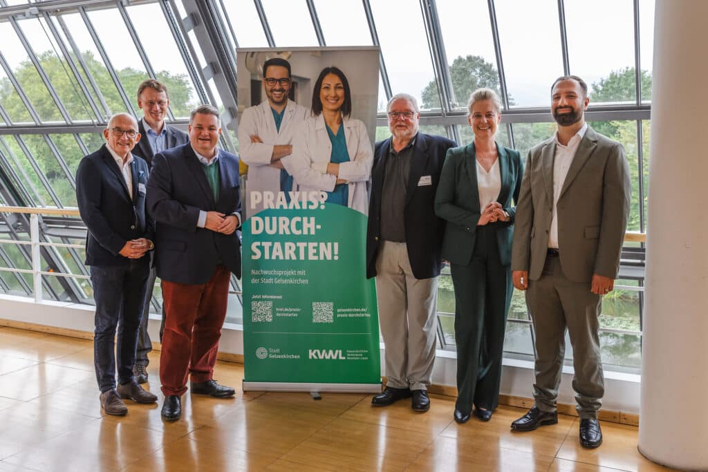 Guter Auftakt für „Praxis? Durchstarten!“ Neues Förderprogramm für die hausärztliche Versorgung bringt erste Mentorenpraxis mit Nachwuchsmediziner zusammen