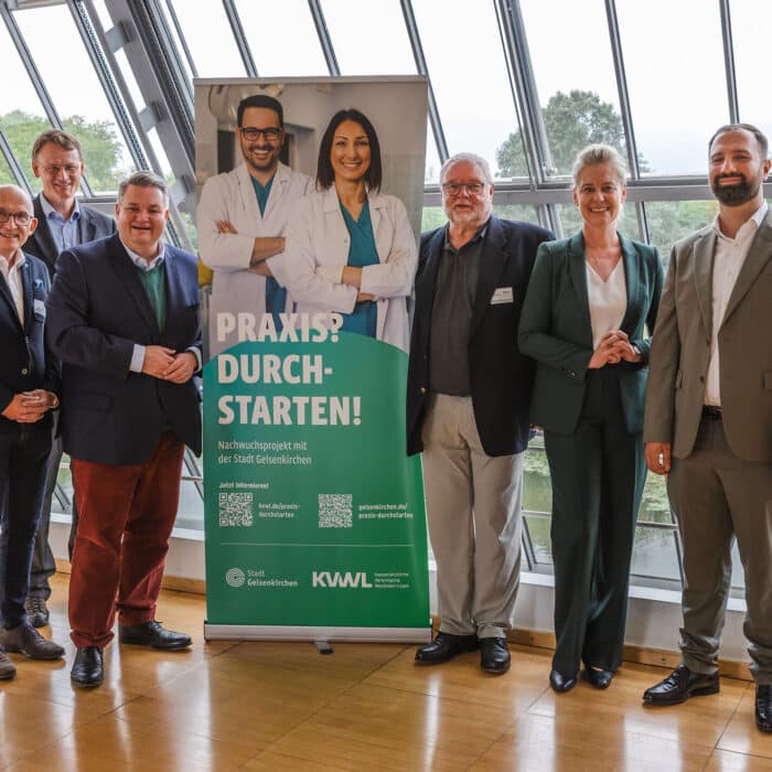 Guter Auftakt für „Praxis? Durchstarten!“ Neues Förderprogramm für die hausärztliche Versorgung bringt erste Mentorenpraxis mit Nachwuchsmediziner zusammen