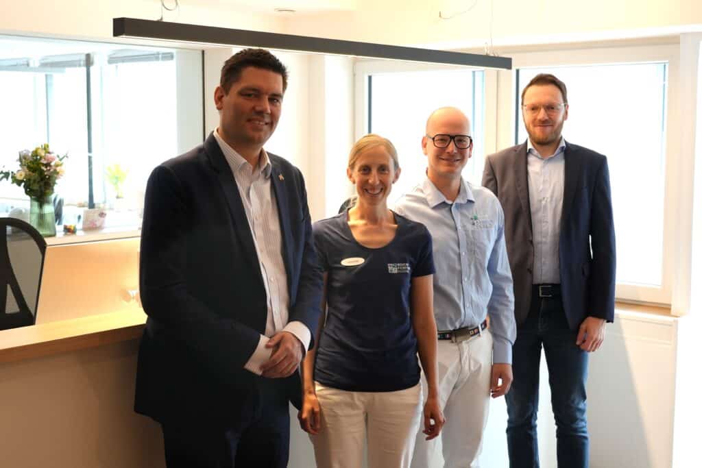 Landrat Mirco Schmidt (links) besuchte mit Constantin Rehers (rechts) (Leitung Team Nachwuchsförderung und Fördermaßnahmen bei der KVWL) das Medicum Stedefreund. Hier tauschten sich die beiden mit Praxismacherin Verena Wölk und Dr. Sebastian Bunte über das Hausarzt-Programm „Mit Praxis zur Praxis“ aus.